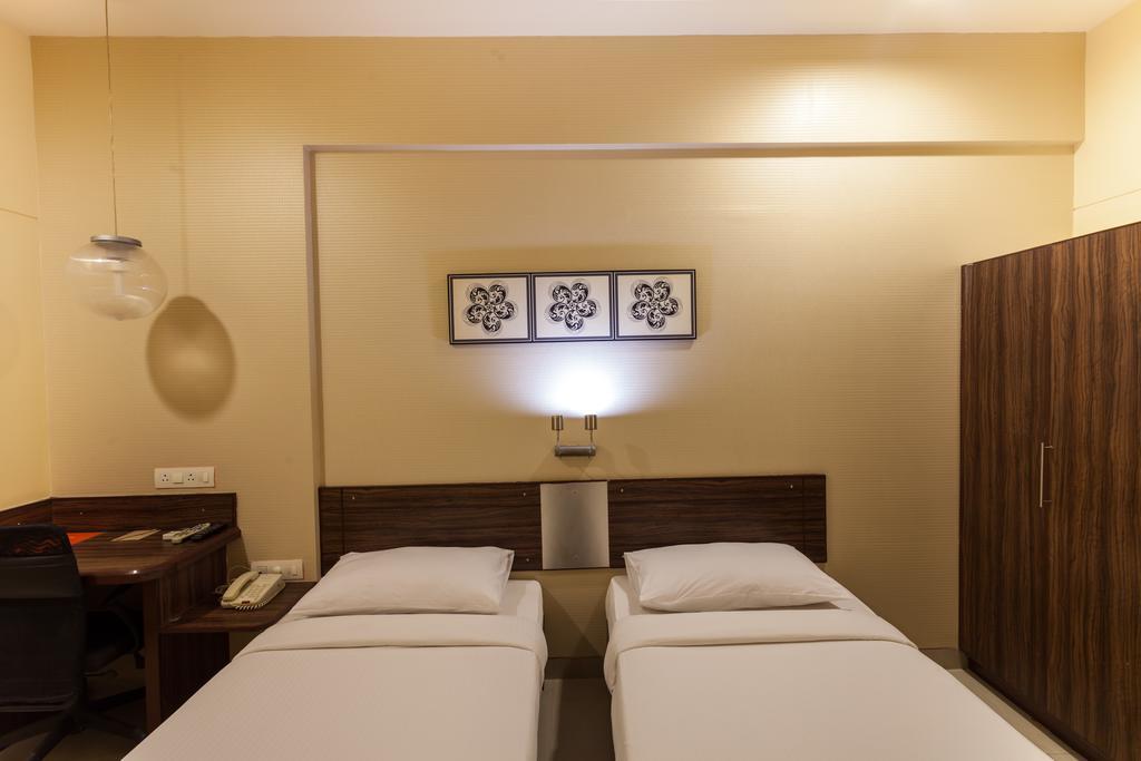 Surat Hotell Exteriör bild