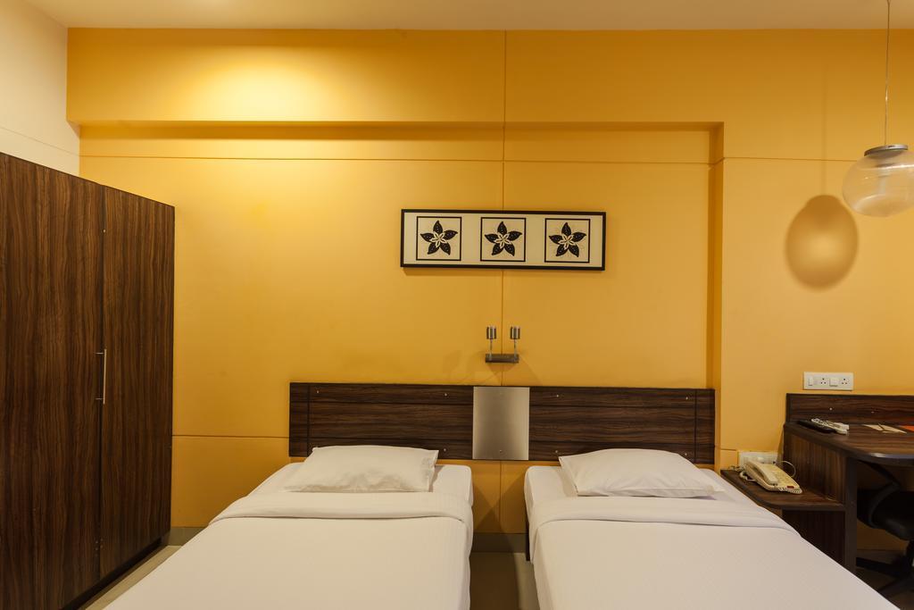 Surat Hotell Exteriör bild
